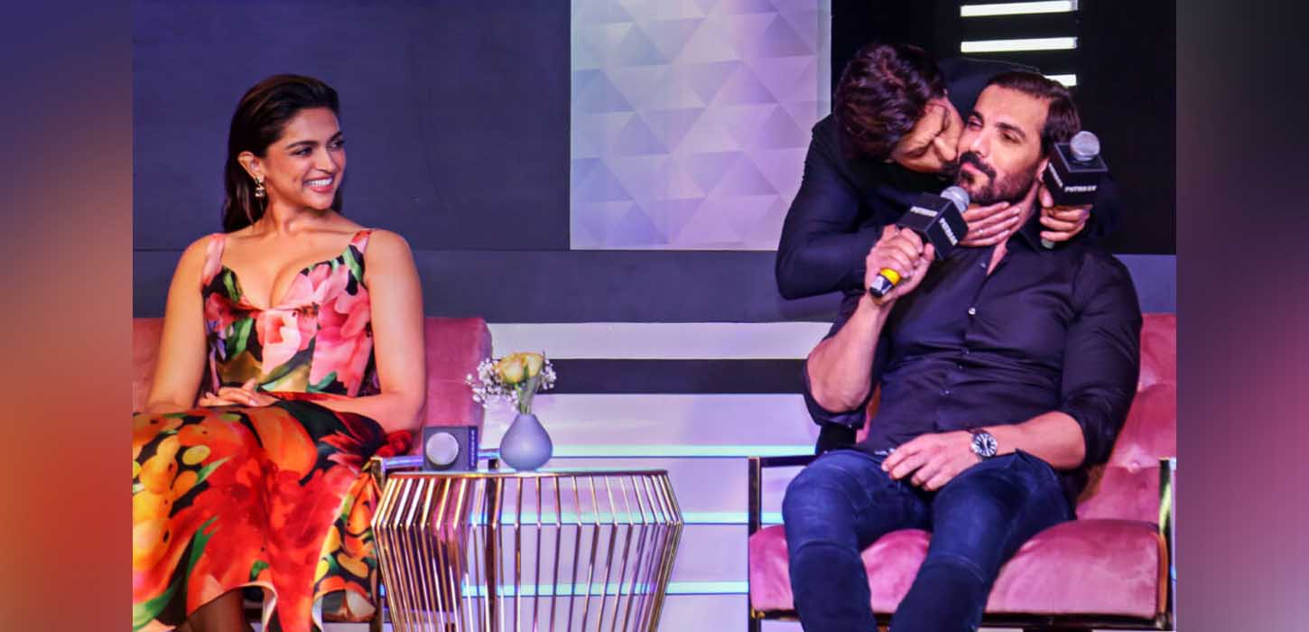 দীপিকাকে নয়, আব্রাহামকে কেন জনসম্মুখে চুমু খেলেন শাহরুখ?