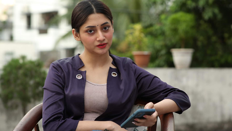 ক্ষতিগ্রস্ত ব্যবসায়ীদের সহায়তায় এবার পোড়া কাপড় কিনলেন পূজা চেরি