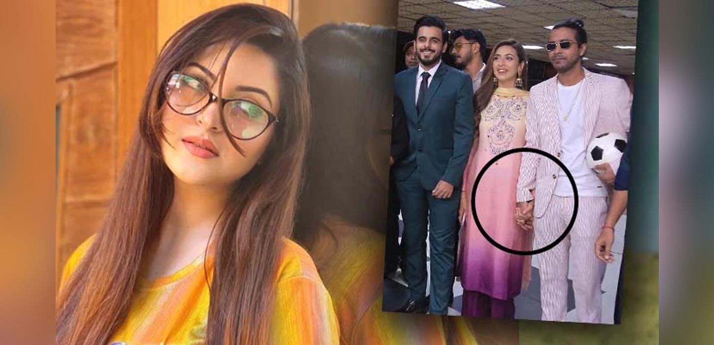 হাত ধরে চটকা-চটকি: সিয়ামের বদলে কাকে খোঁচা দিলেন পরীমনি?