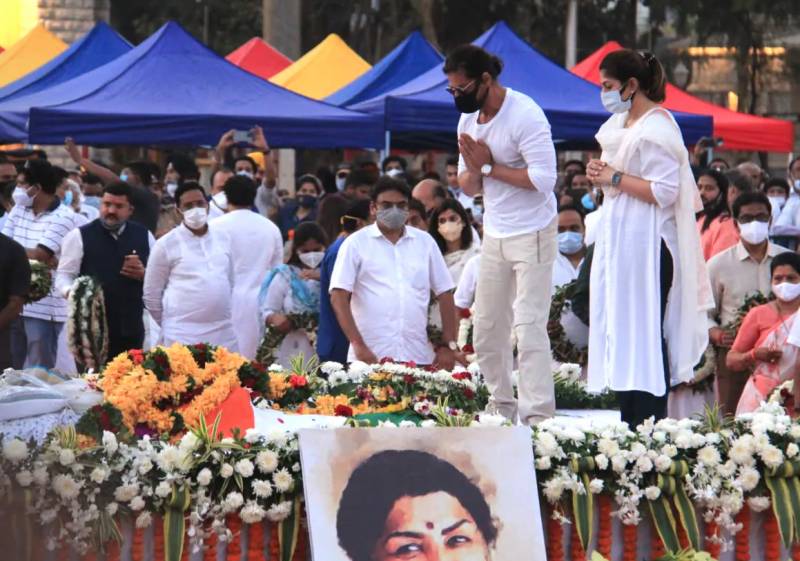 লতার জন্য দোয়া পড়ে ফুঁ দিয়ে শাহরুখ পেলেন থুতুর অপবাদ!