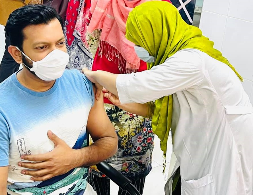 করোনার টিকা নিলেন তাহসান