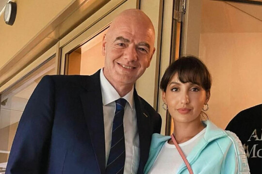 ফিফা প্রেসিডেন্টকে কেন জুতা উপহার দিলেন নোরা ফাতেহি?