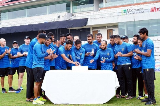 কেক কেটে বঙ্গবন্ধুর জন্মদিন পালন করলো বাংলাদেশ ক্রিকেট দল