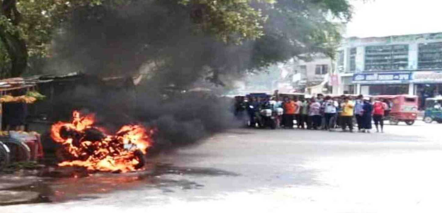 শিমুলিয়া ফেরিঘাটে ঘরমুখো মানুষের ভিড়