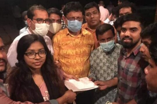 অনশন ভাঙলেন জাবি শিক্ষার্থীরা