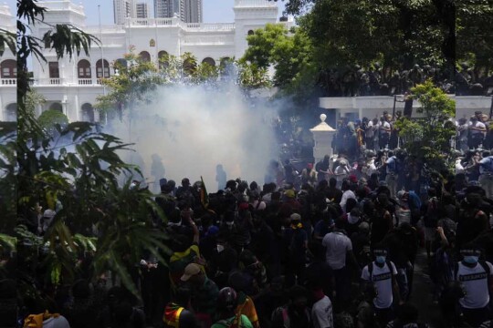 শ্রীলংকায় বিক্ষোভকারীদের দখলে এবার প্রধানমন্ত্রীর কার্যালয়