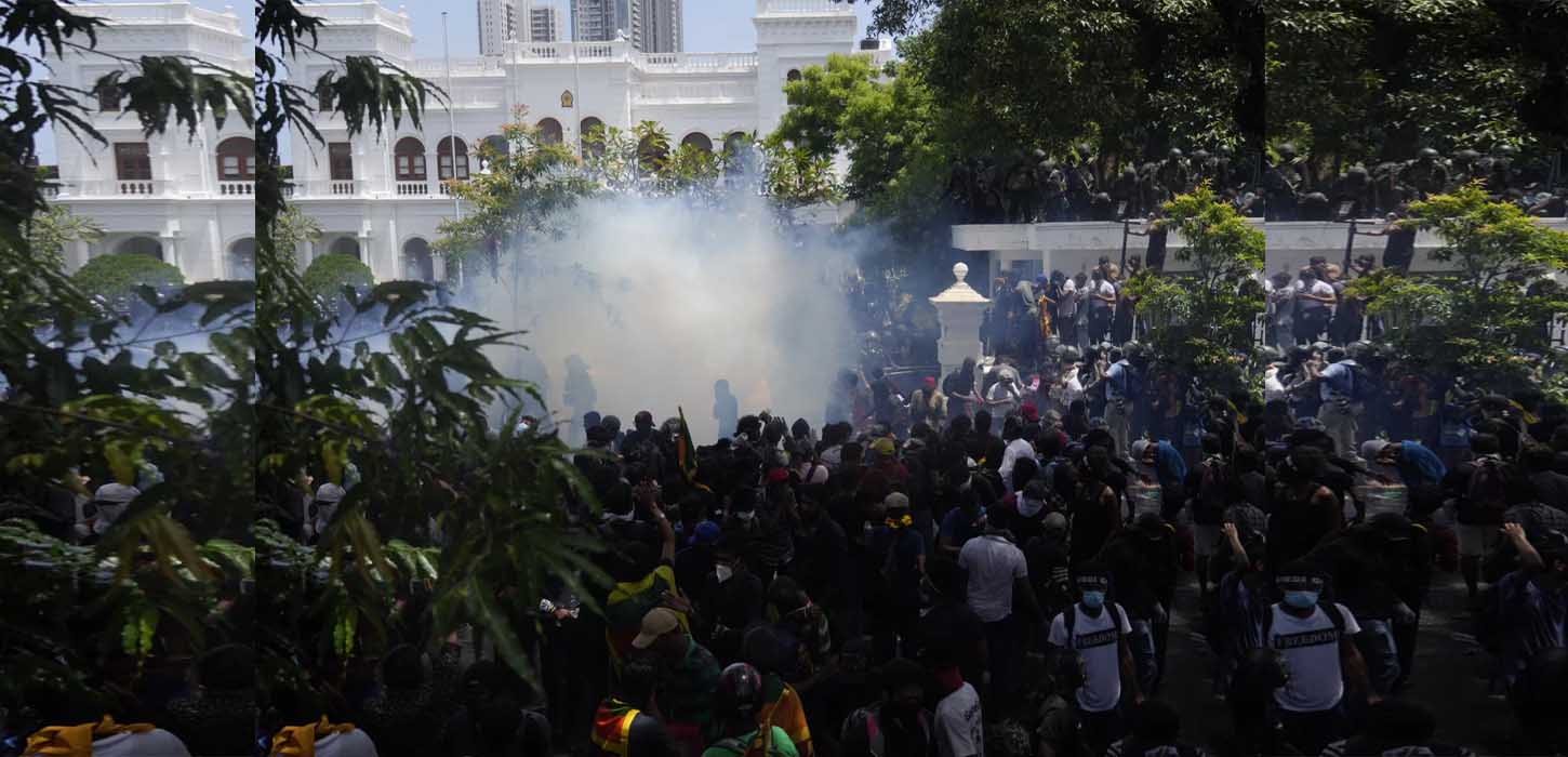 শ্রীলংকায় বিক্ষোভকারীদের দখলে এবার প্রধানমন্ত্রীর কার্যালয়