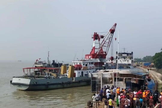 ডুবন্ত ফেরিটি উদ্ধারে বেসরকারি সাহায্য নেওয়া হবে