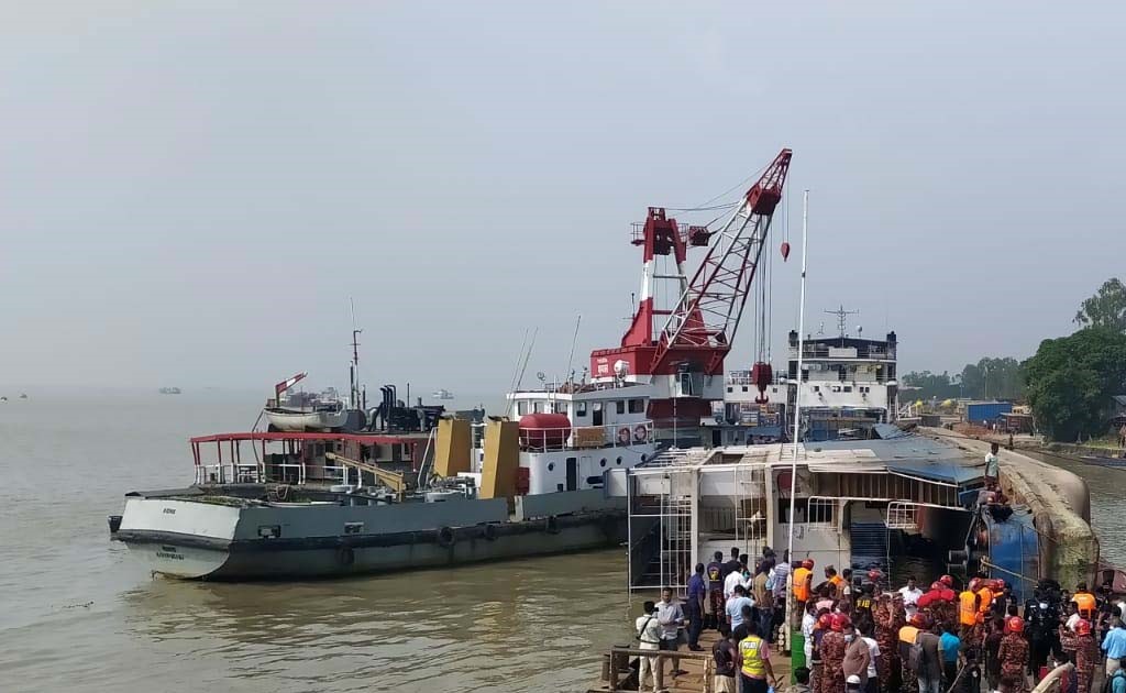 ডুবন্ত ফেরিটি উদ্ধারে বেসরকারি সাহায্য নেওয়া হবে