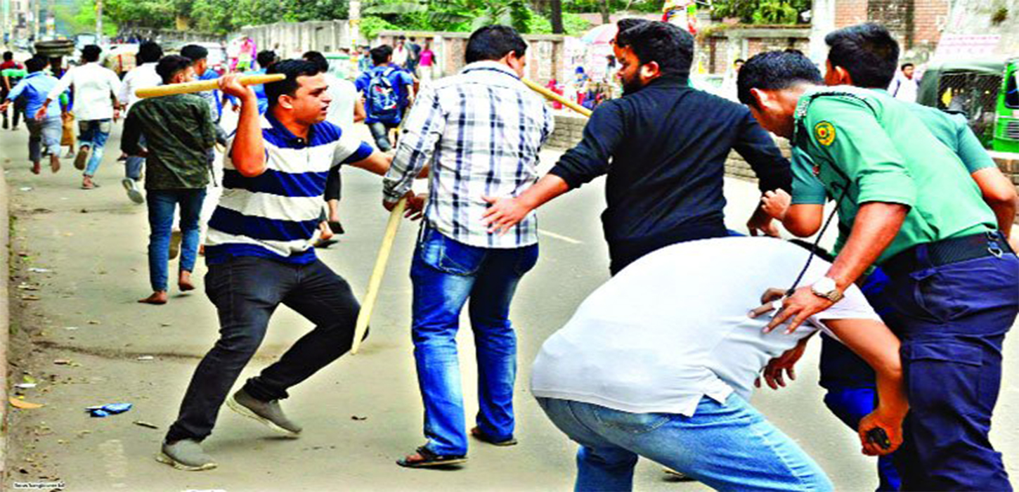 শহীদ মিনারে ফুল দেওয়াকে কেন্দ্র করে সংঘর্ষ