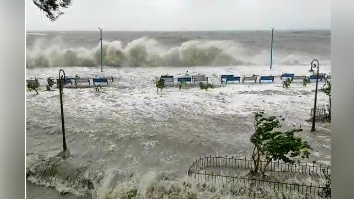 ইয়াস তাণ্ডবে লণ্ডভণ্ড ‘স্বপ্নসুন্দরী’ দিঘা