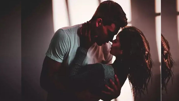 ফ্রেন্স কিস-এ করোনার ভয় নেই, তবে…..