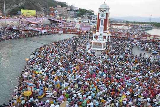 করোনা বিধ্বস্ত ভারতে কয়েক লাখ মানুষের ‘পুণ্যস্নান’!