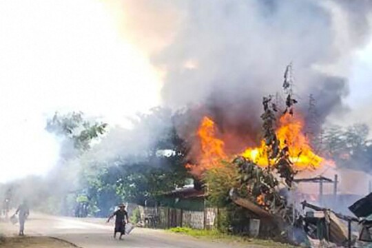 মিয়ানমার সেনাবাহিনীর সহিংসতা: গ্রামছাড়া কয়েক হাজার