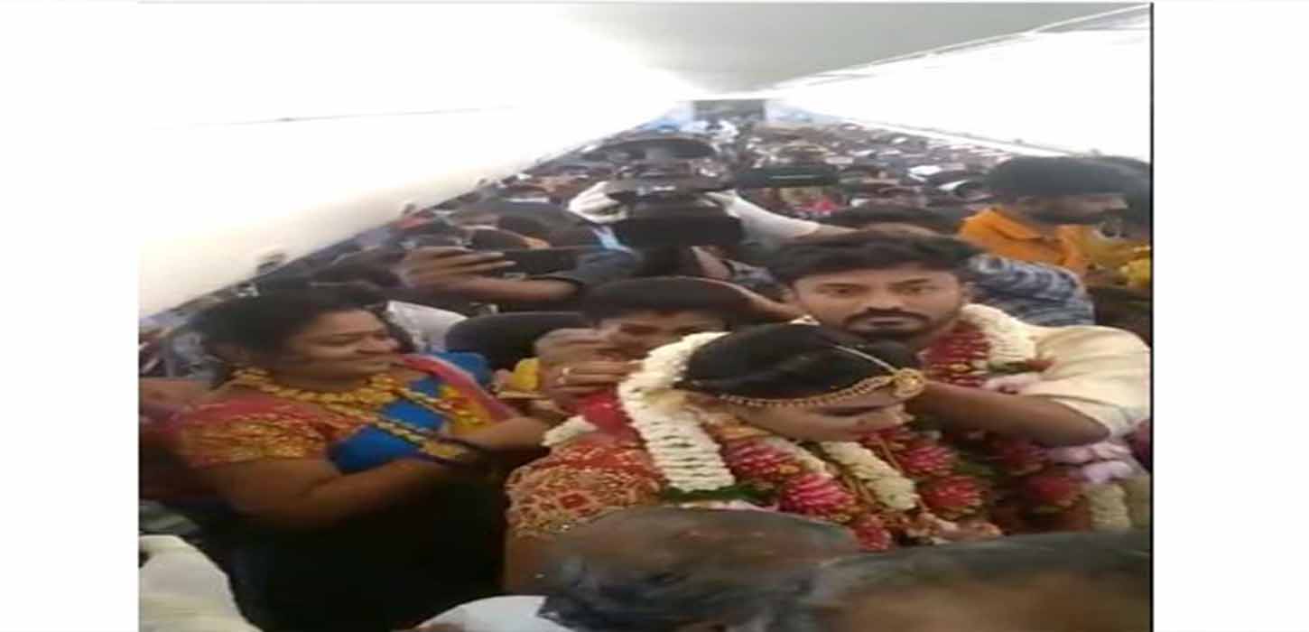 বিমান ভাড়া করে আকাশে বিয়ে!