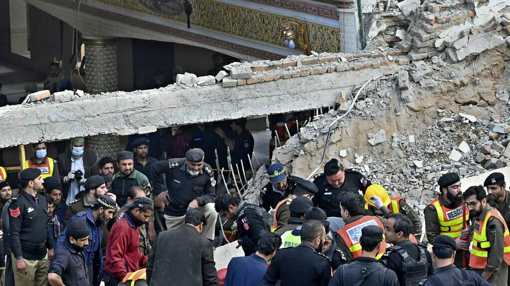পাকিস্তানে পুলিশ দপ্তরে জোড়া বিস্ফোরণ, পুলিশ কর্মকর্তকাসহ নিহত ১২