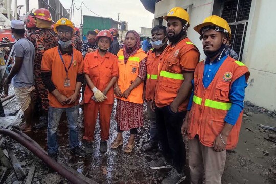 নারায়নগঞ্জে আগুন : স্বেচ্ছাসেবকদের কাজে বাধা দেয় স্থানীয়রা