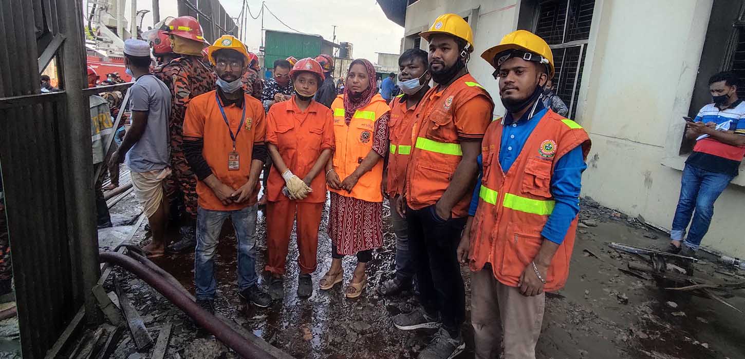 নারায়নগঞ্জে আগুন : স্বেচ্ছাসেবকদের কাজে বাধা দেয় স্থানীয়রা